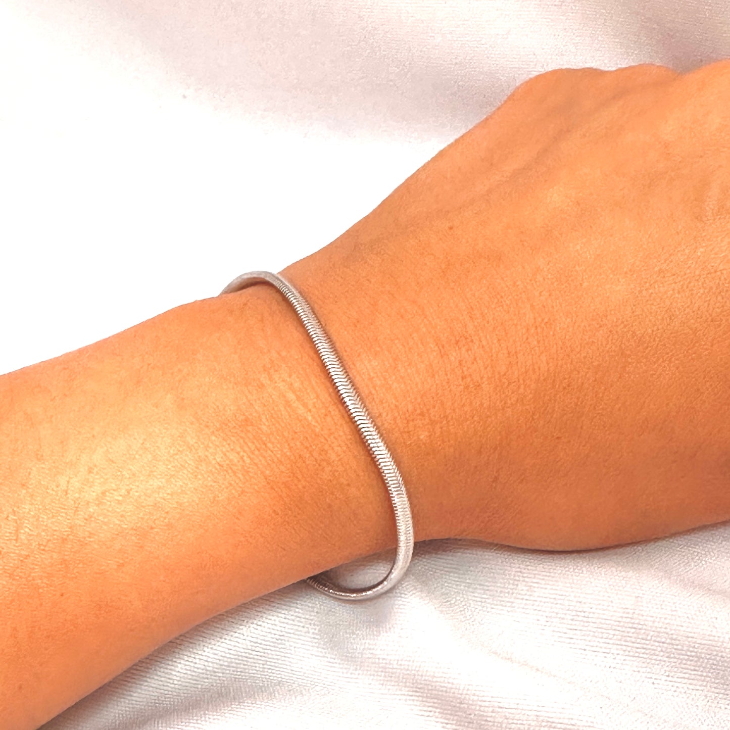 PULSEIRA EMILIA - BANHO DE RÓDIO BRANCO