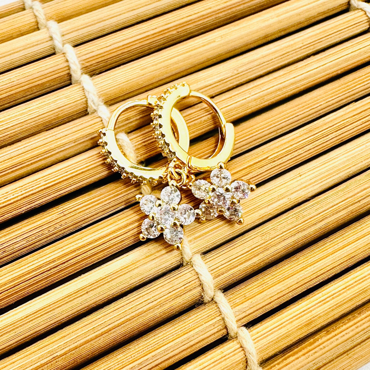 BRINCO DALIA PEQ - BANHO DE OURO 18k