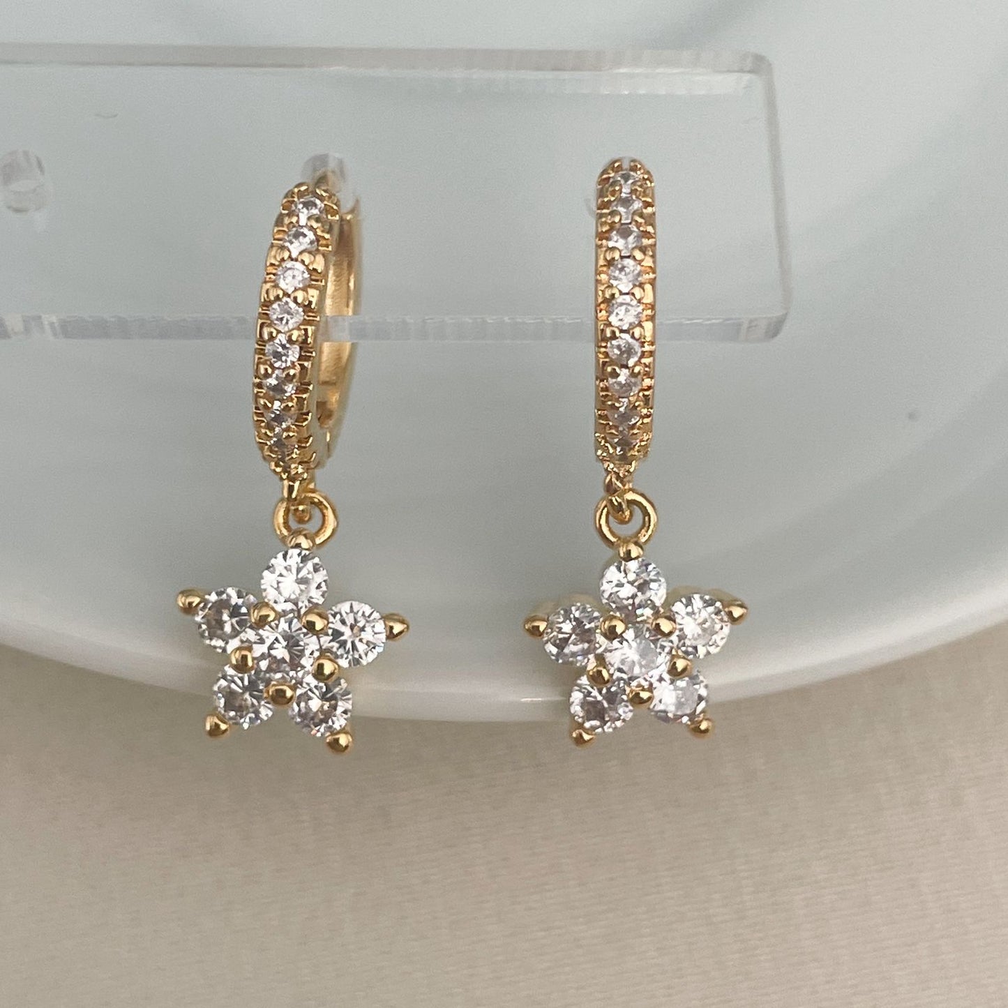 BRINCO DALIA PEQ - BANHO DE OURO 18k