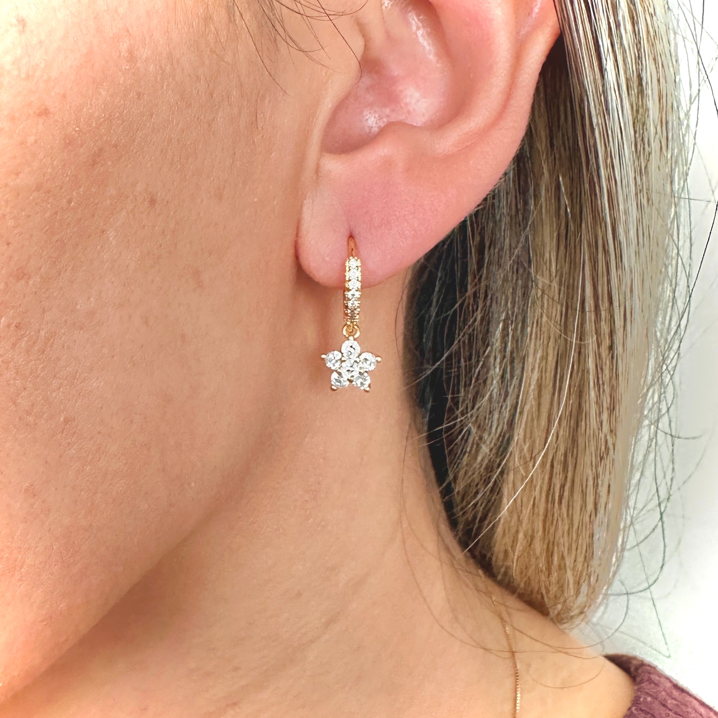 BRINCO DALIA PEQ - BANHO DE OURO 18k