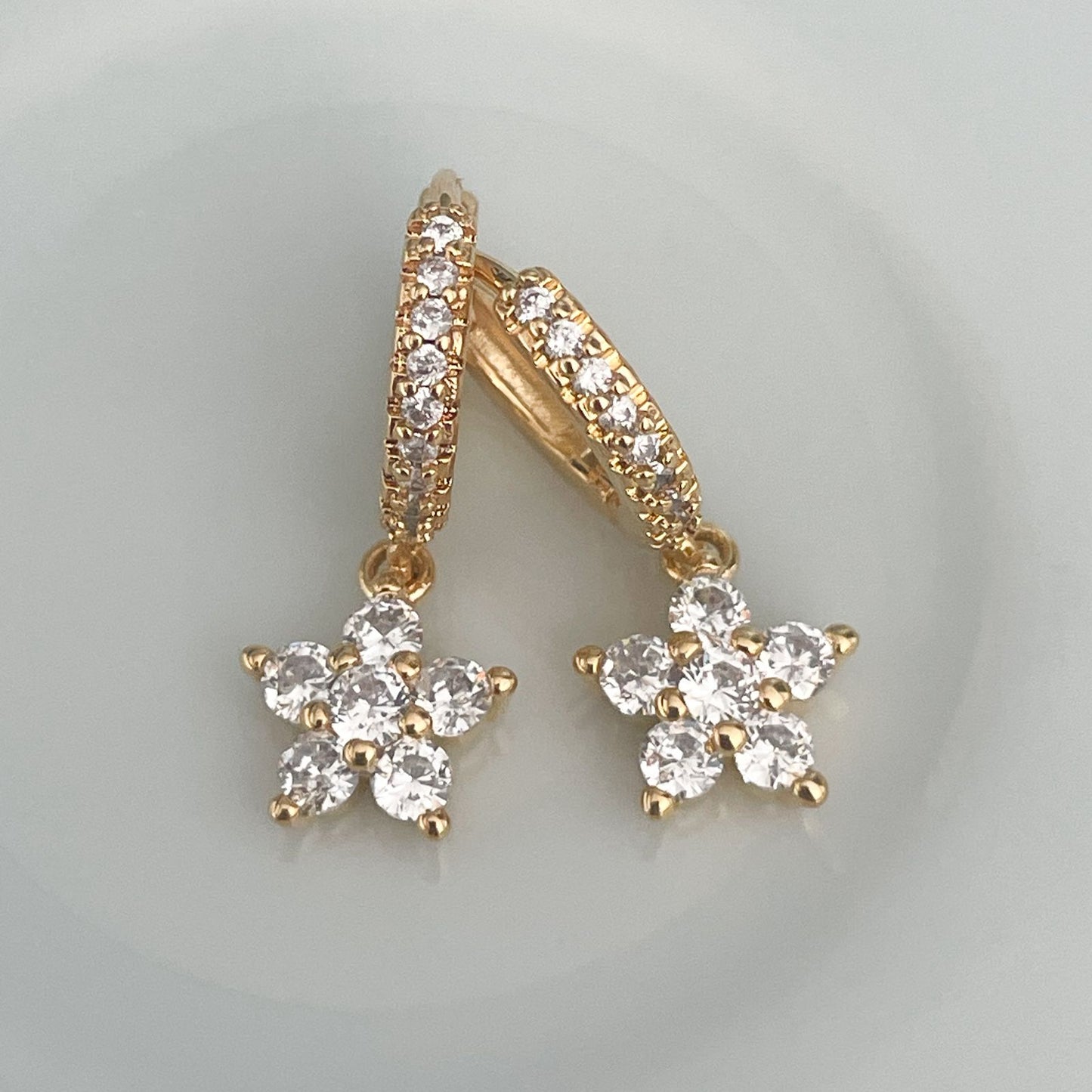 BRINCO DALIA PEQ - BANHO DE OURO 18k