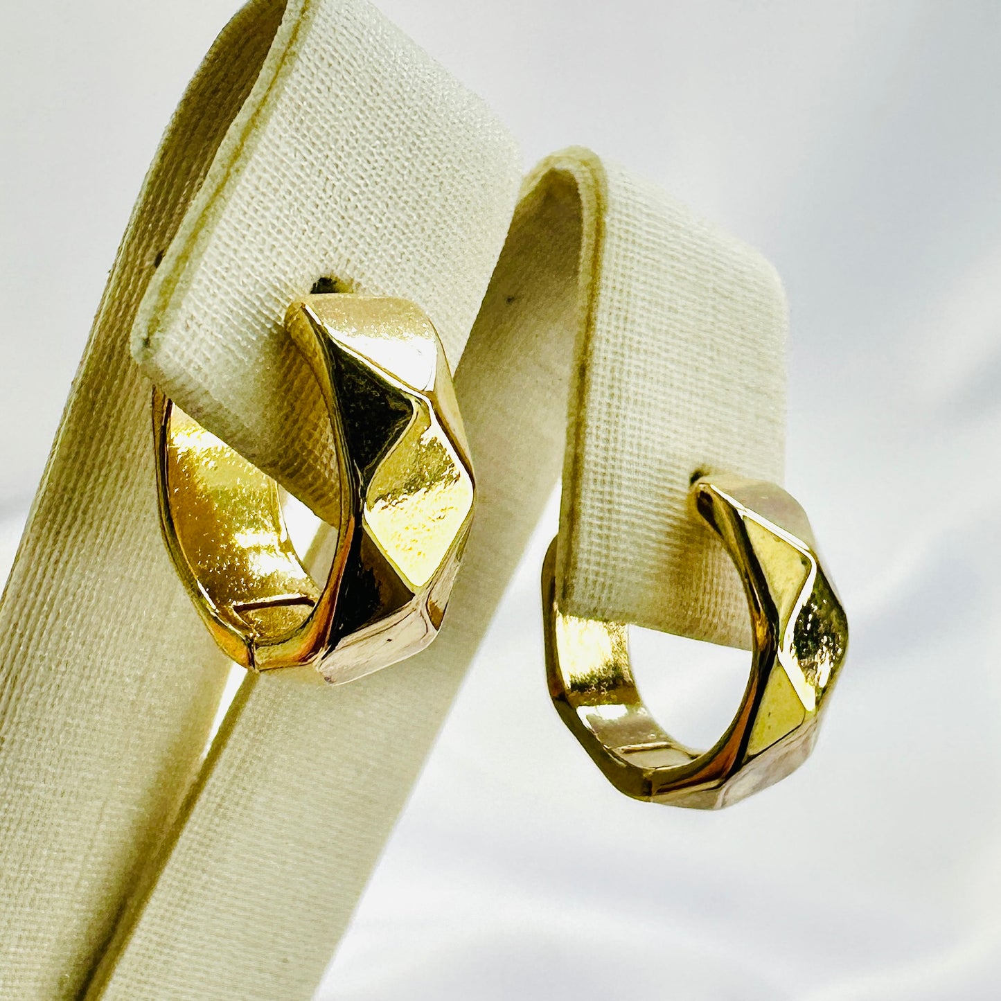 BRINCO PAULA PEQ - BANHO DE OURO 18k