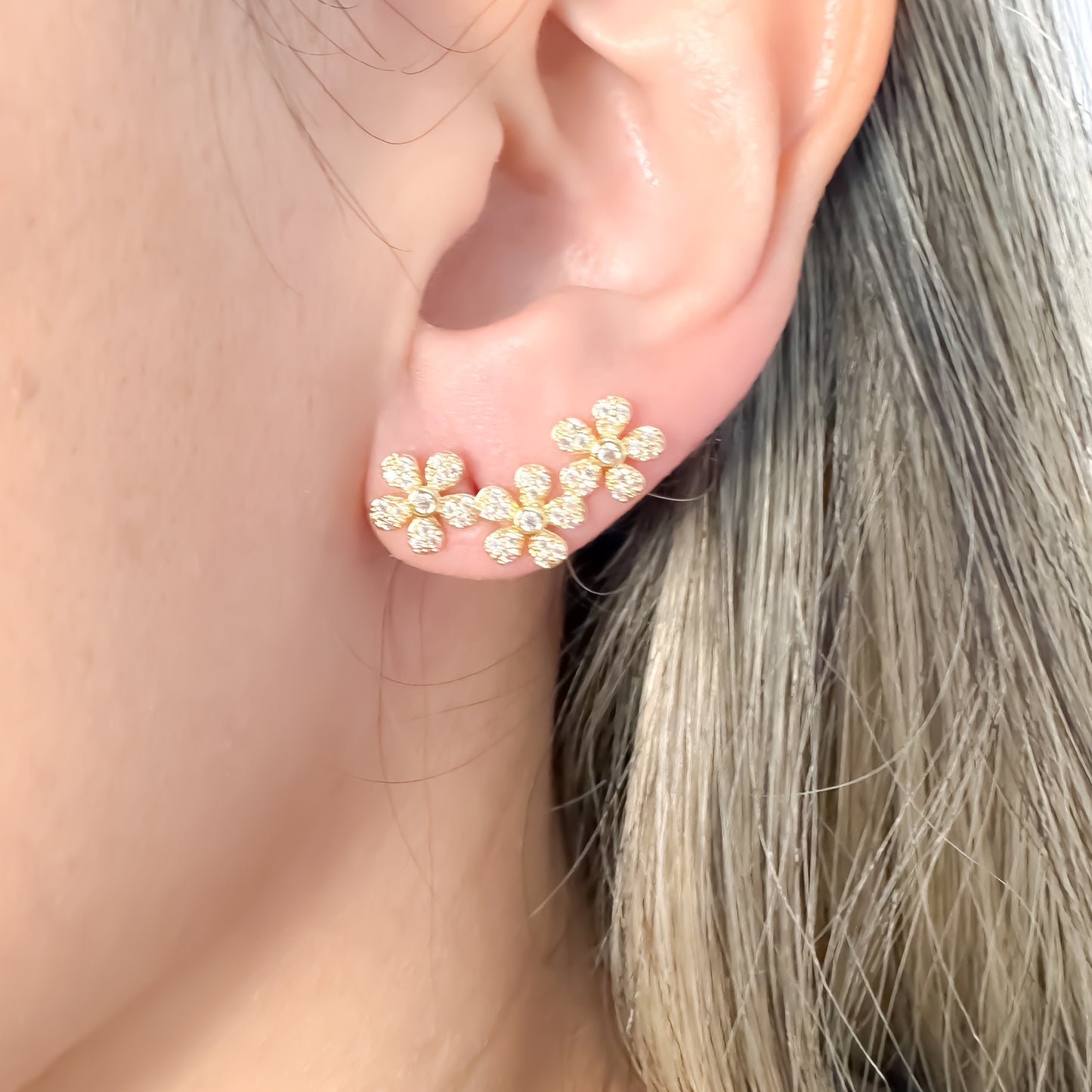 BRINCO TRES FLORES - BANHO DE OURO 18k