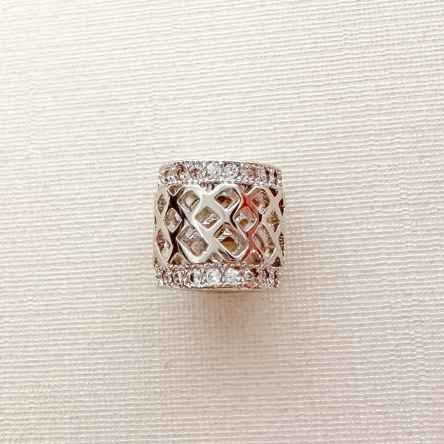 BERLOQUE SEPARADOR VAZADO DETALHE - BANHO DE RÓDIO BRANCO