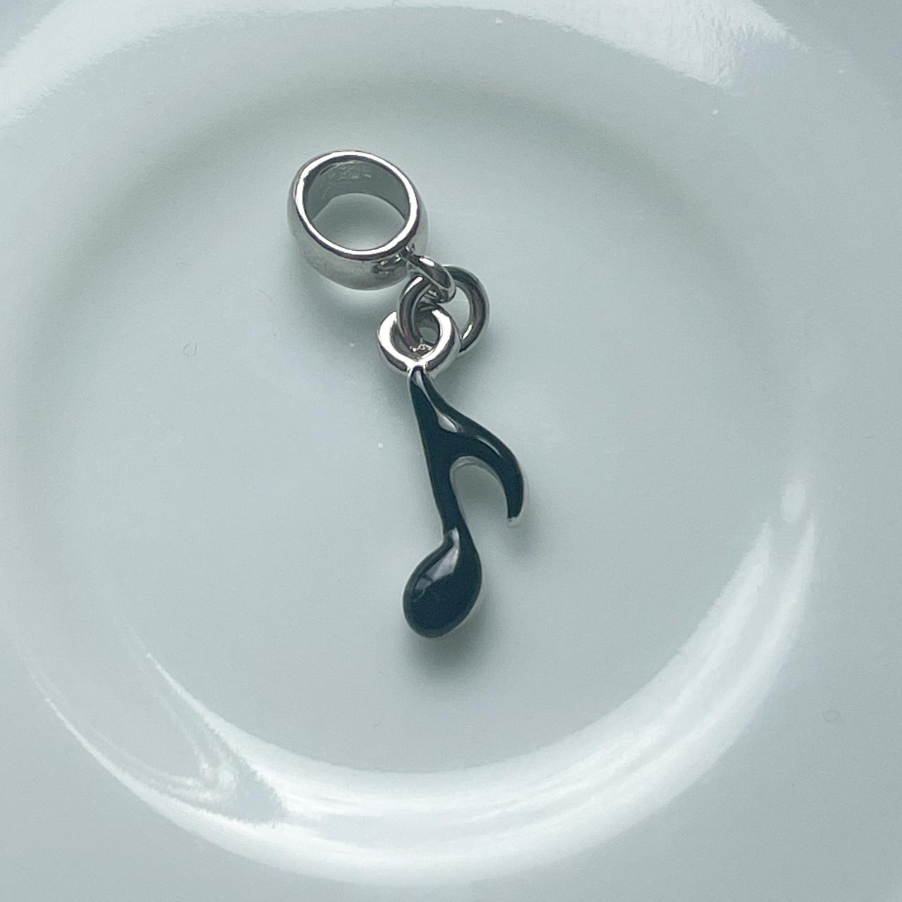 BERLOQUE MUSICA RESINADO - BANHO DE RÓDIO BRANCO