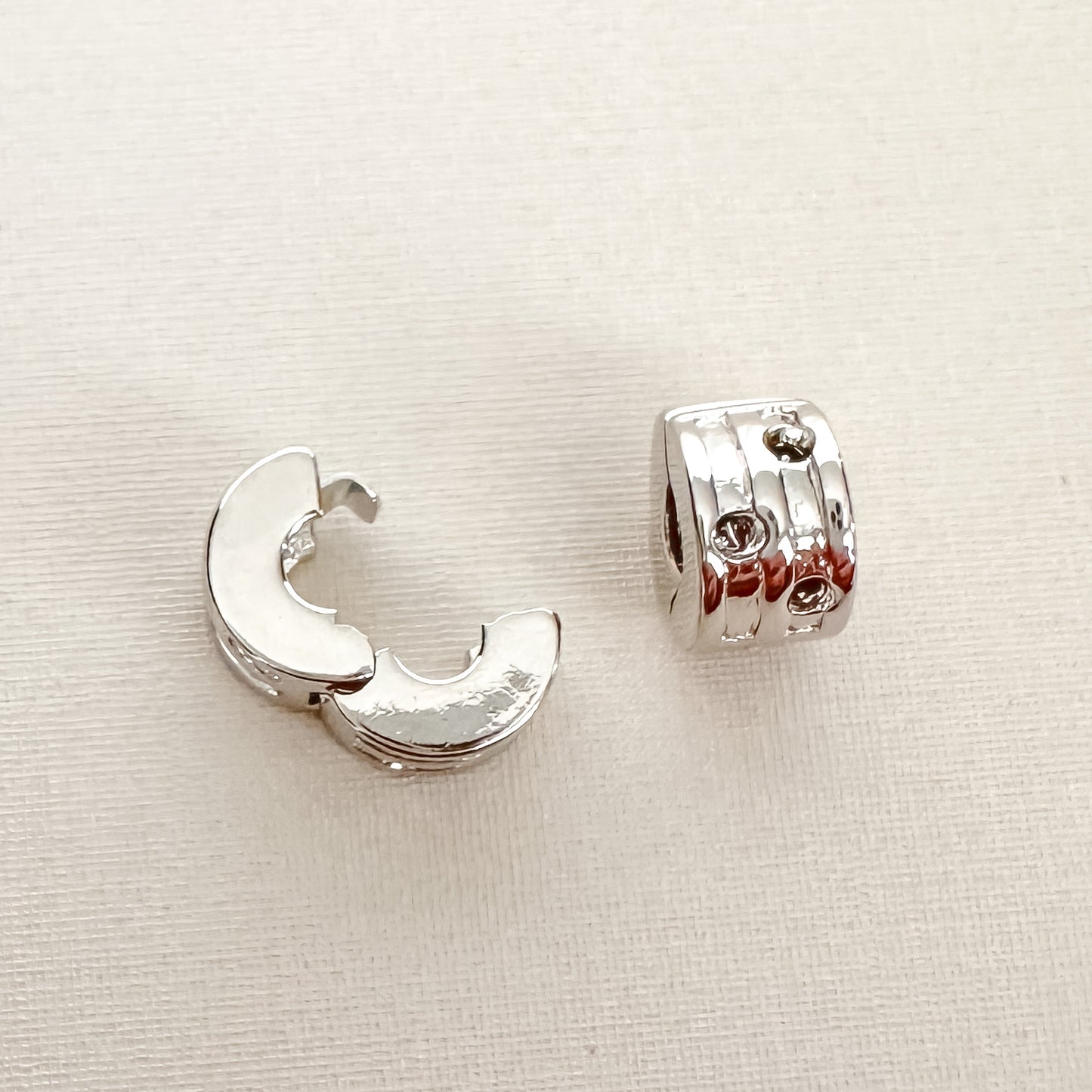 BERLOQUE TRAVA CLIPE - BANHO DE RÓDIO BRANCO