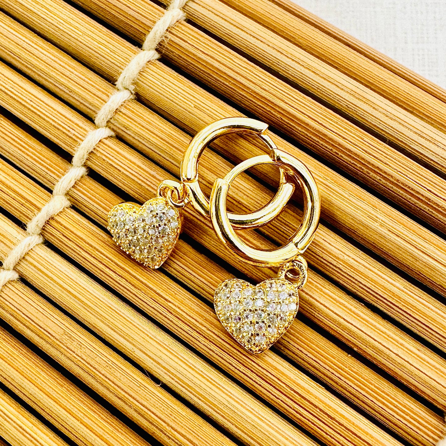 BRINCO LOVE PEQ - MICRO ZIRCÔNIA - BANHO DE OURO 18k