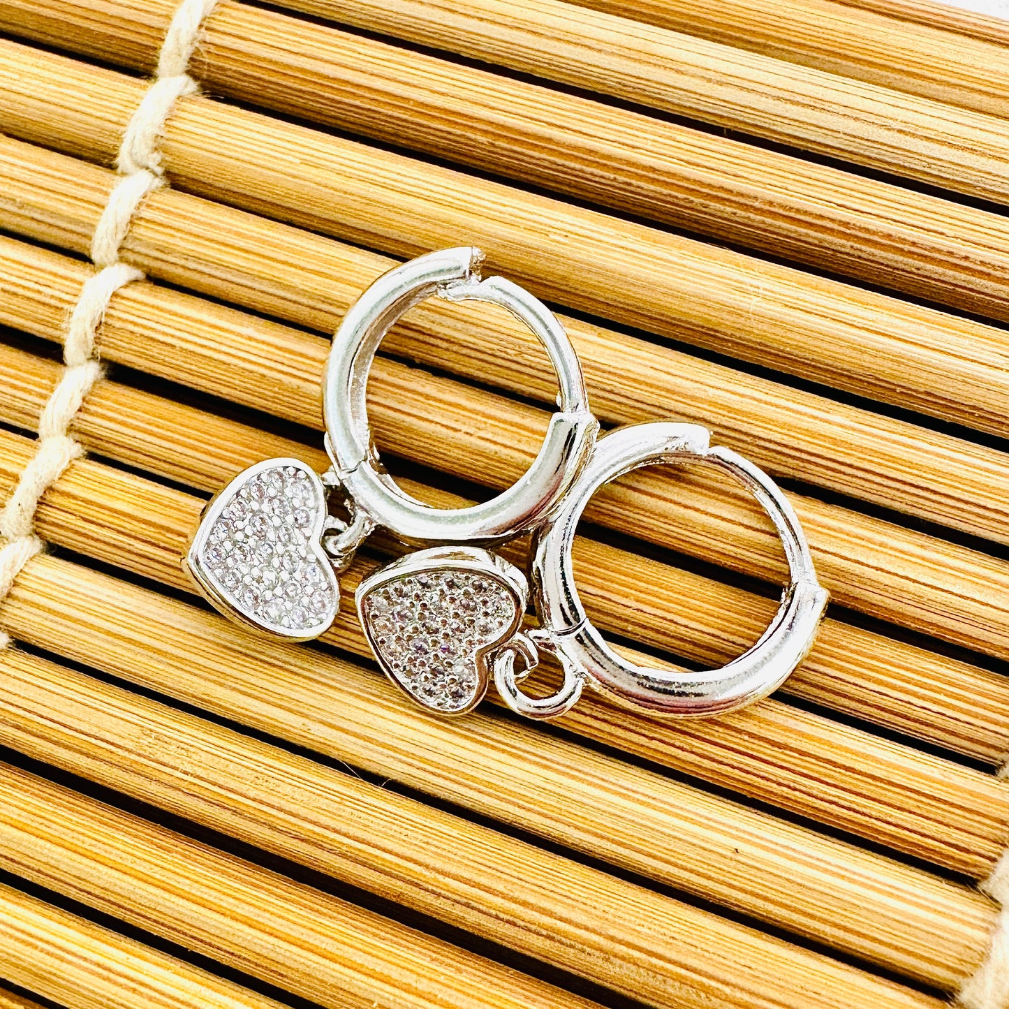BRINCO AMOR PEQ - MICRO ZIRCÔNIA - BANHO DE RÓDIO BRANCO