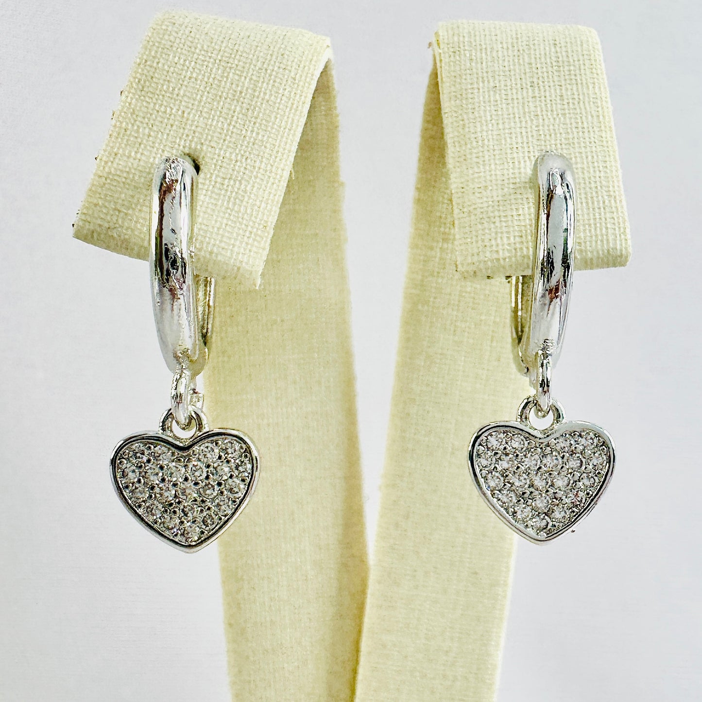 BRINCO AMOR PEQ - MICRO ZIRCÔNIA - BANHO DE RÓDIO BRANCO