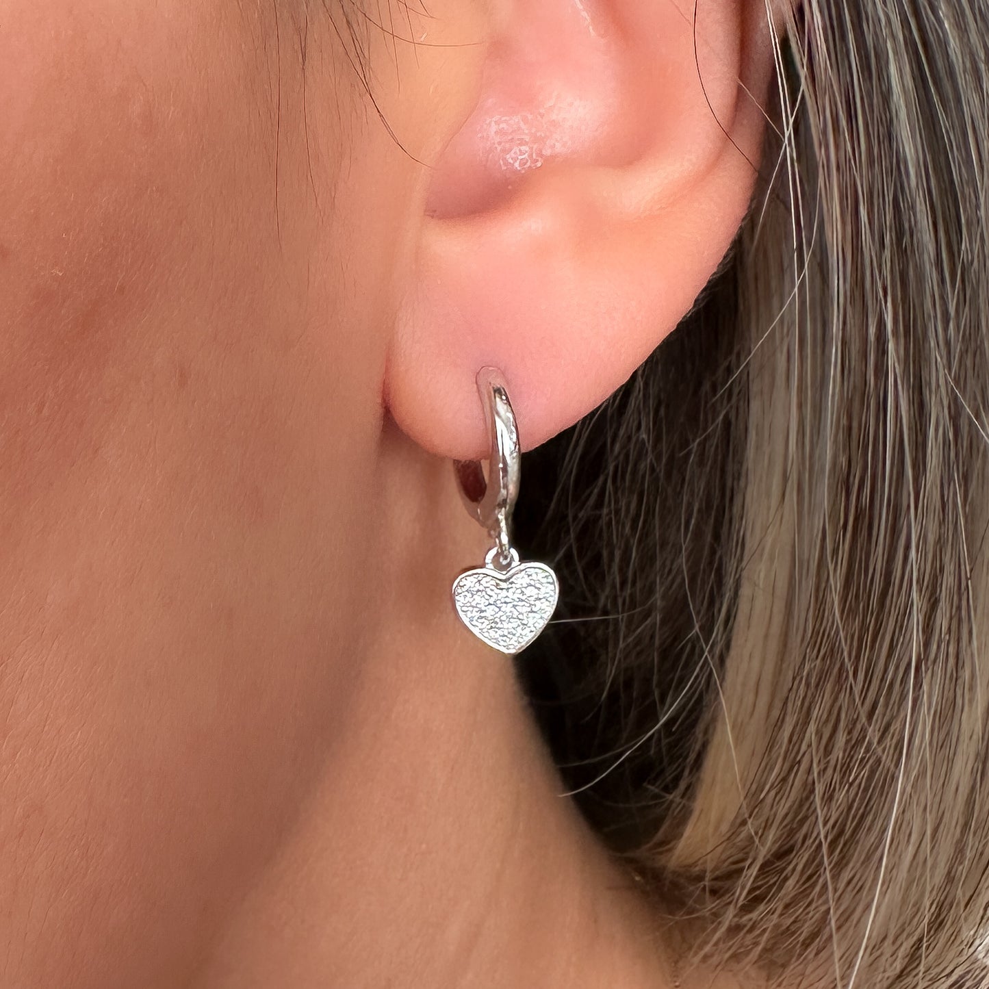 BRINCO AMOR PEQ - MICRO ZIRCÔNIA - BANHO DE RÓDIO BRANCO