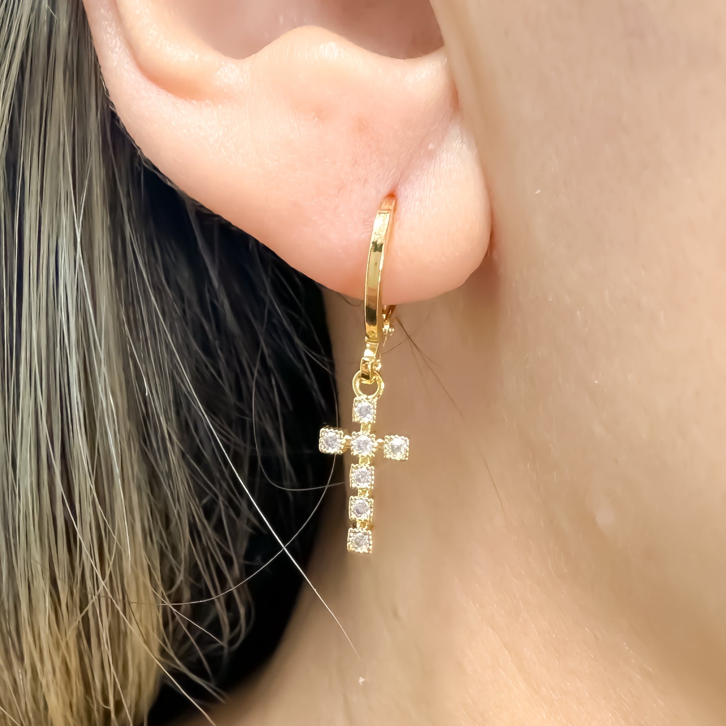 BRINCO CRUZ  - BANHO DE OURO 18k