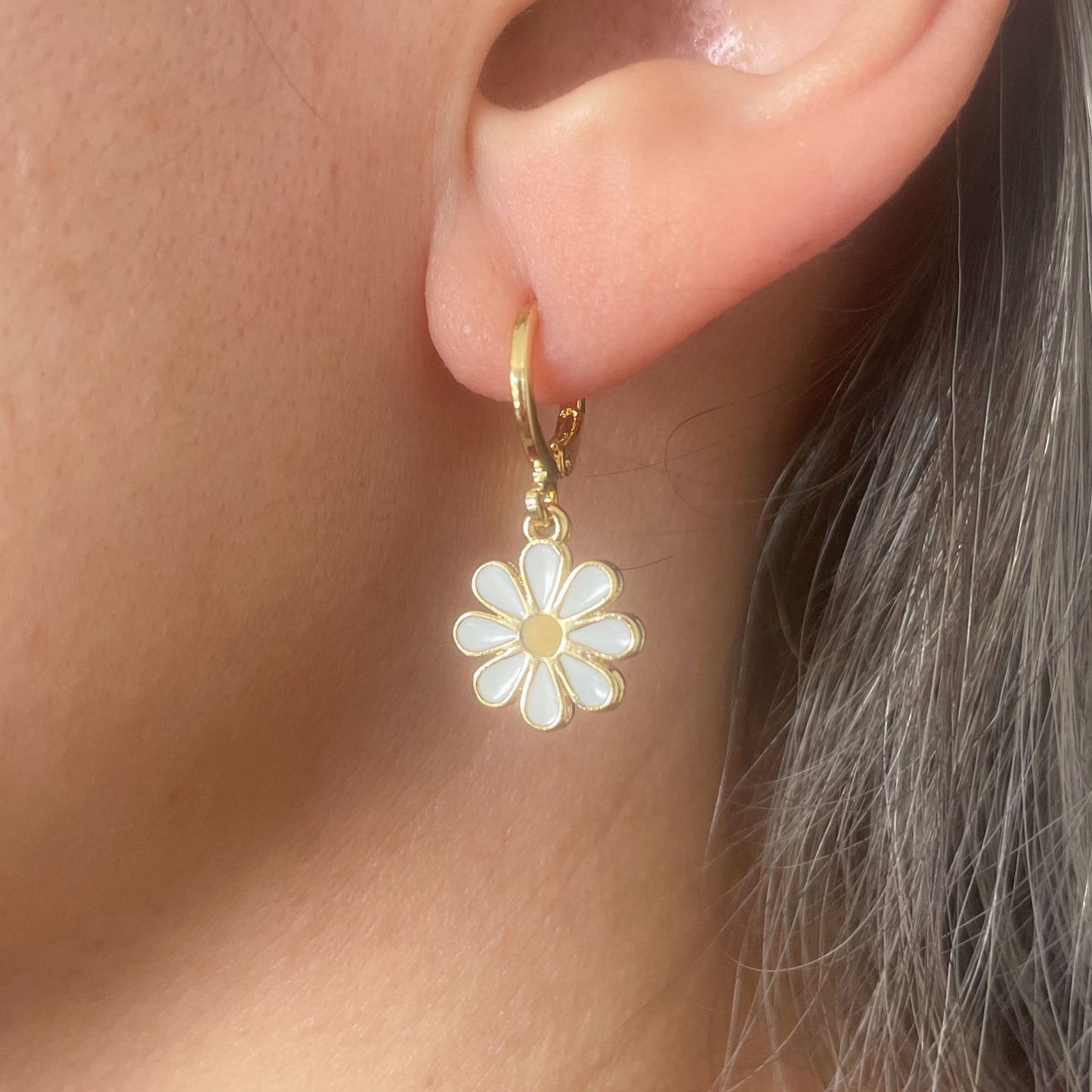BRINCO MARGARIDA CLIQUE - BANHO DE OURO 18k