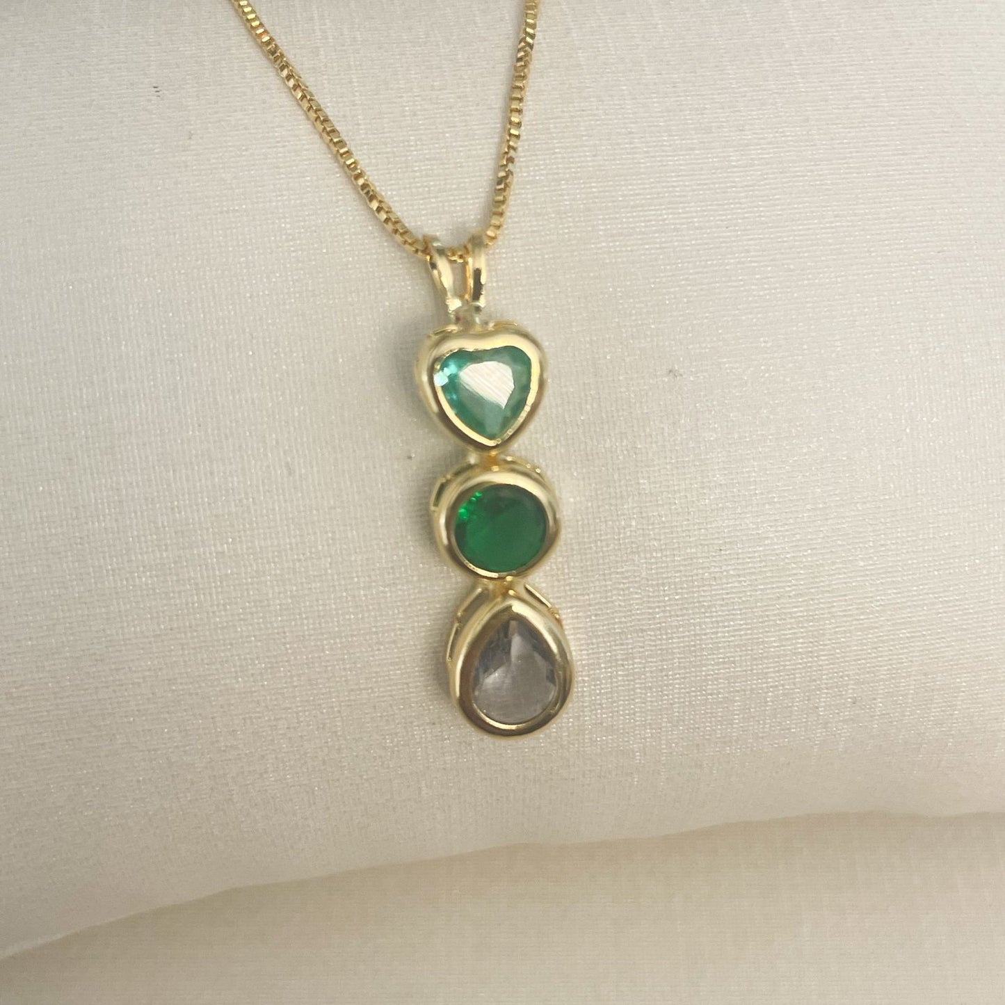 COLAR E PINGENTE GREEN STONES  - BANHO DE OURO 18k