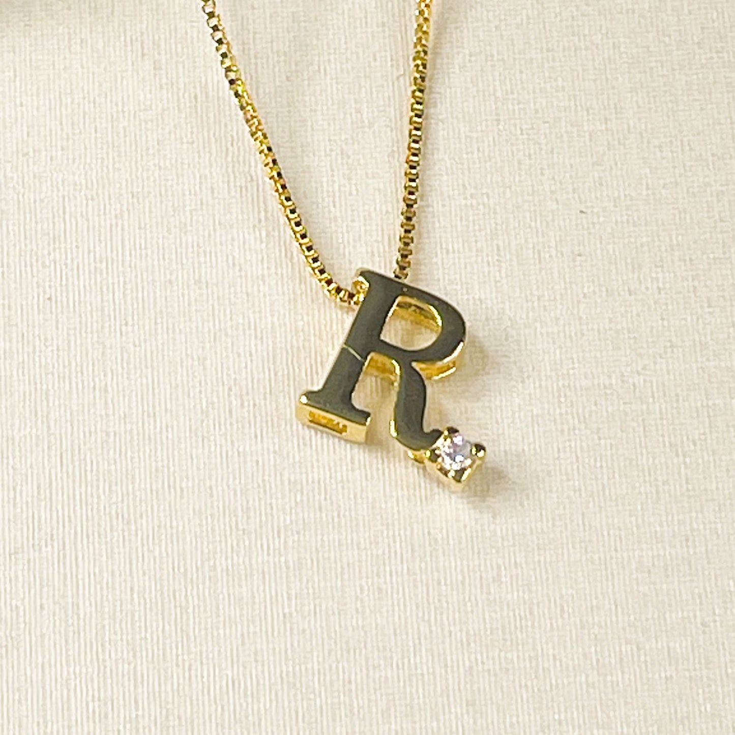 COLAR E PINGENTE LETRA  - BANHO DE OURO 18k