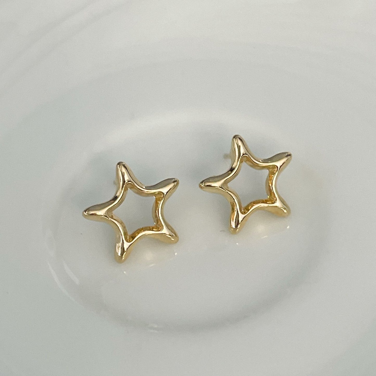 BRINCO MIRNA PEQ - BANHO DE OURO 18k