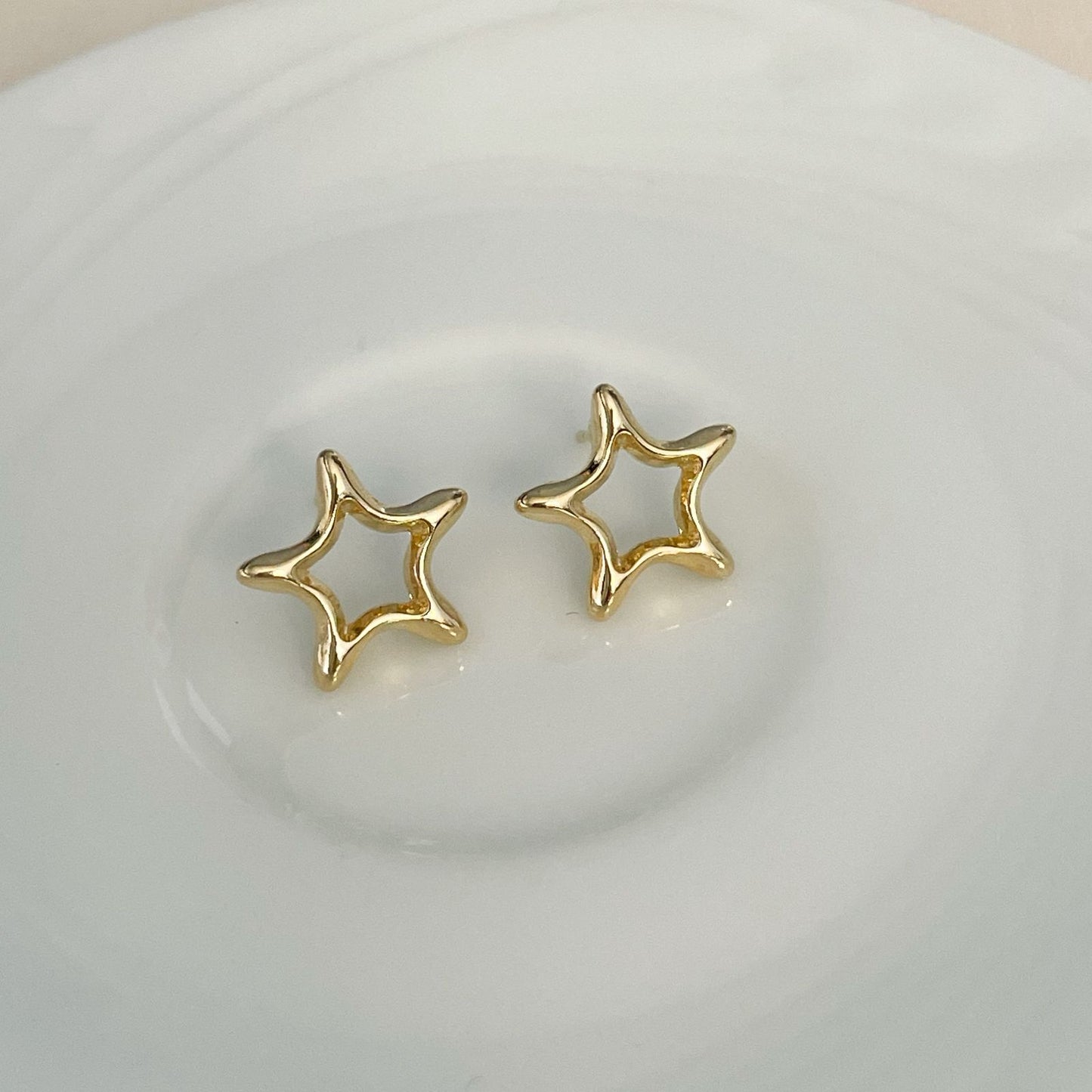 BRINCO MIRNA PEQ - BANHO DE OURO 18k