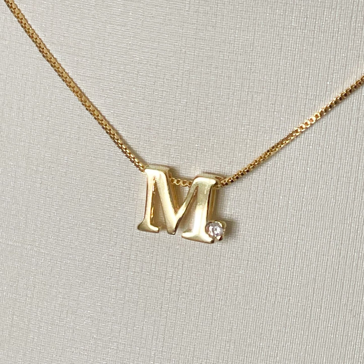 COLAR E PINGENTE LETRA  - BANHO DE OURO 18k