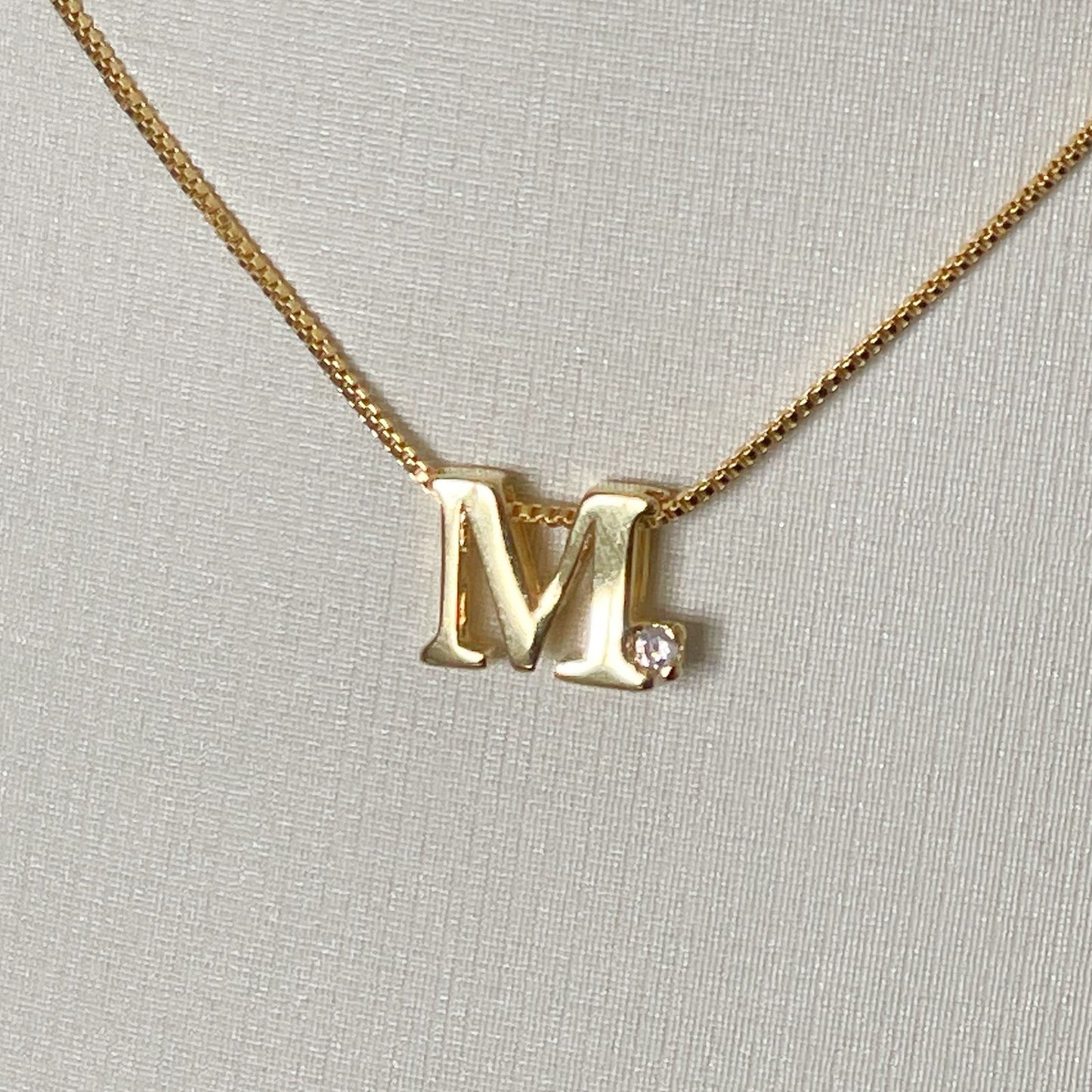 COLAR E PINGENTE LETRA  - BANHO DE OURO 18k