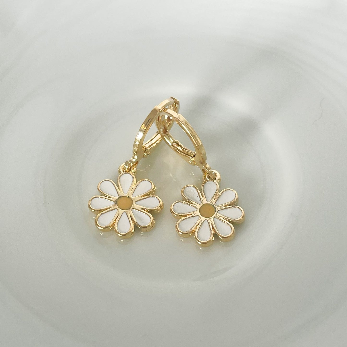 BRINCO MARGARIDA CLIQUE - BANHO DE OURO 18k