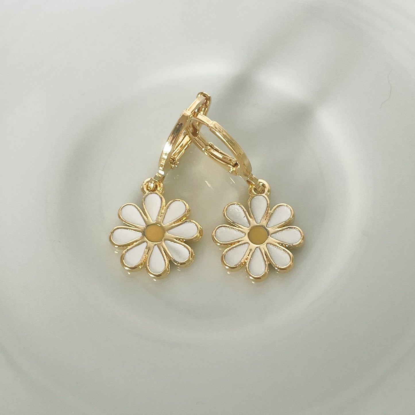 BRINCO MARGARIDA CLIQUE - BANHO DE OURO 18k
